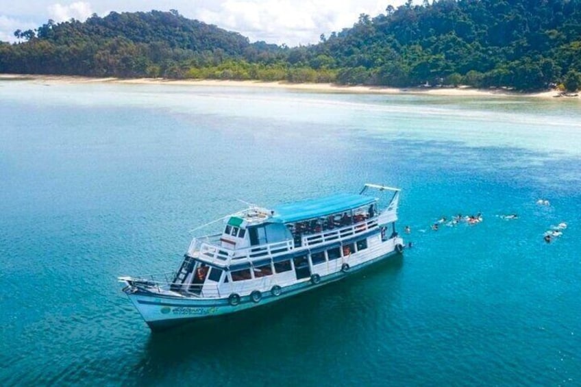 Travel with strangers and affordable price to the four islands of the emerald Andaman sea
