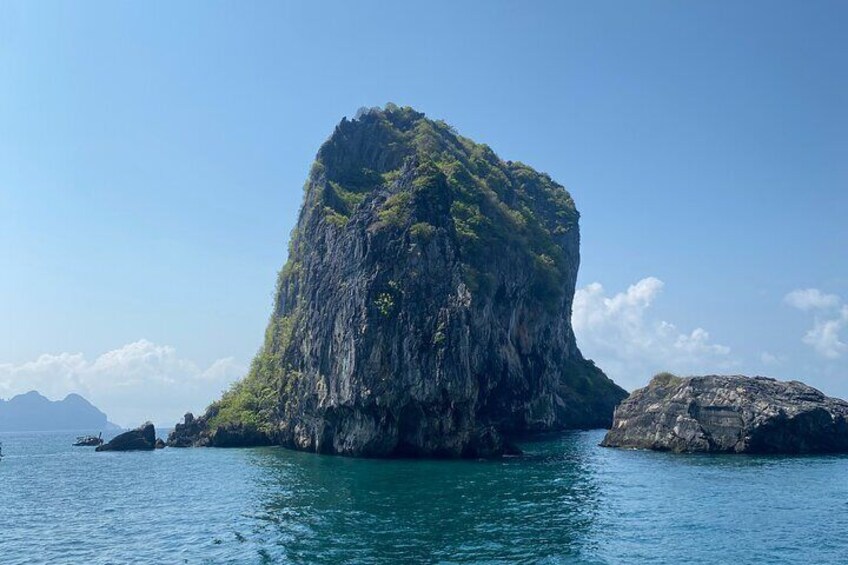 In this trip, we will stop at Koh Waen & Koh Chueak which is a small island between Koh Mook and Koh Kradan. There are shallow, deep-water corals and abundant schools of fish