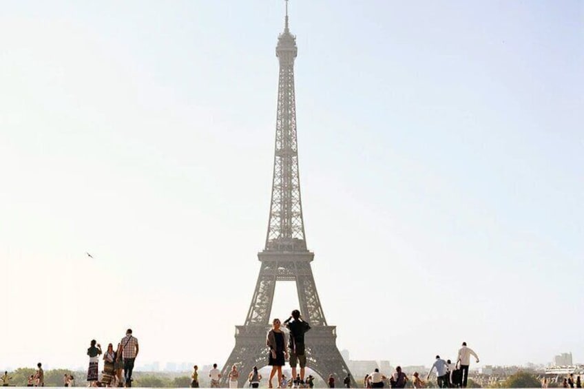 Private Tour in Eiffel Tower with Guide and Pick up 