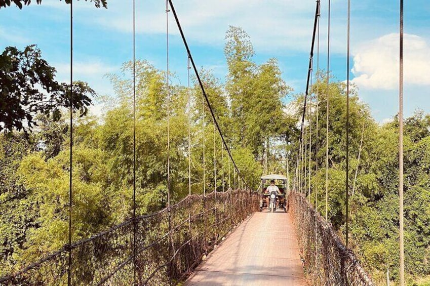 Swinging bridge