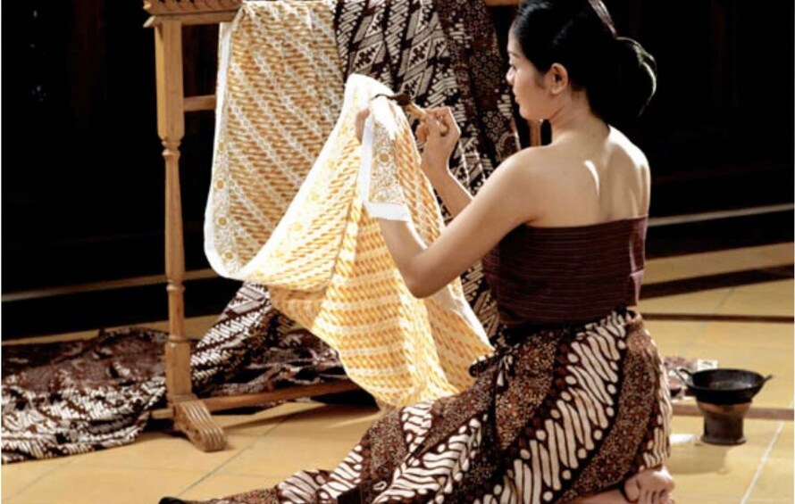 Private Half-Day Introduction to Batik Heritage with Lunch