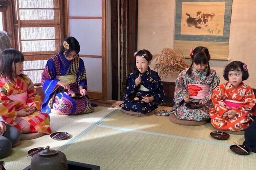 Tea ceremony experience in antique kimonos in English 