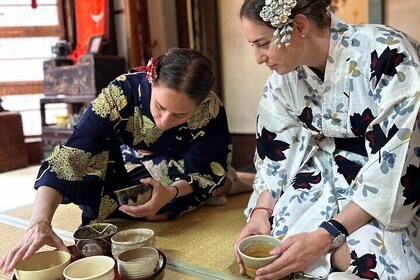 Een unieke antieke kimono- en theeceremonie-ervaring in het Engels