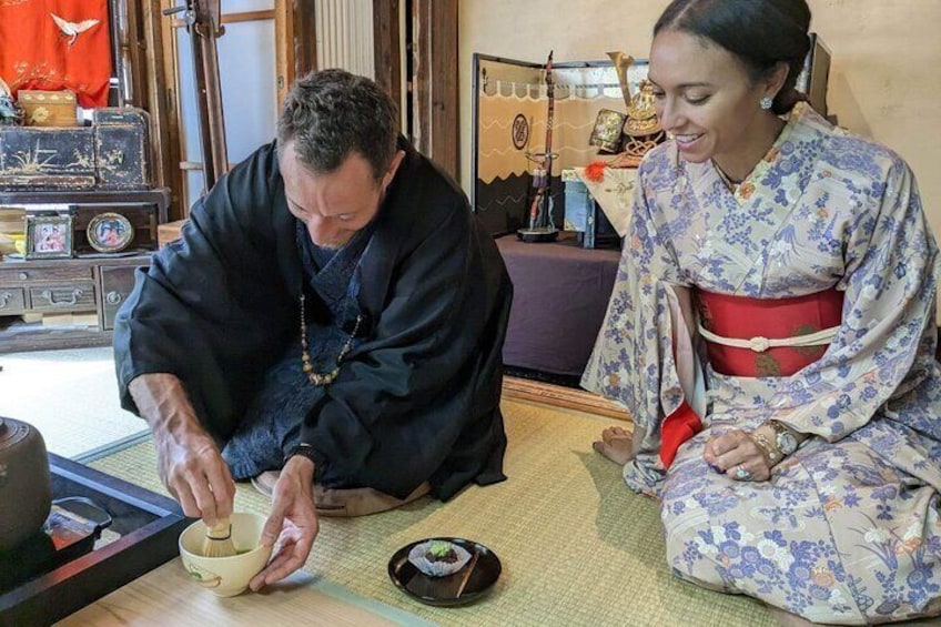 Tea ceremony experience in antique kimonos in English 