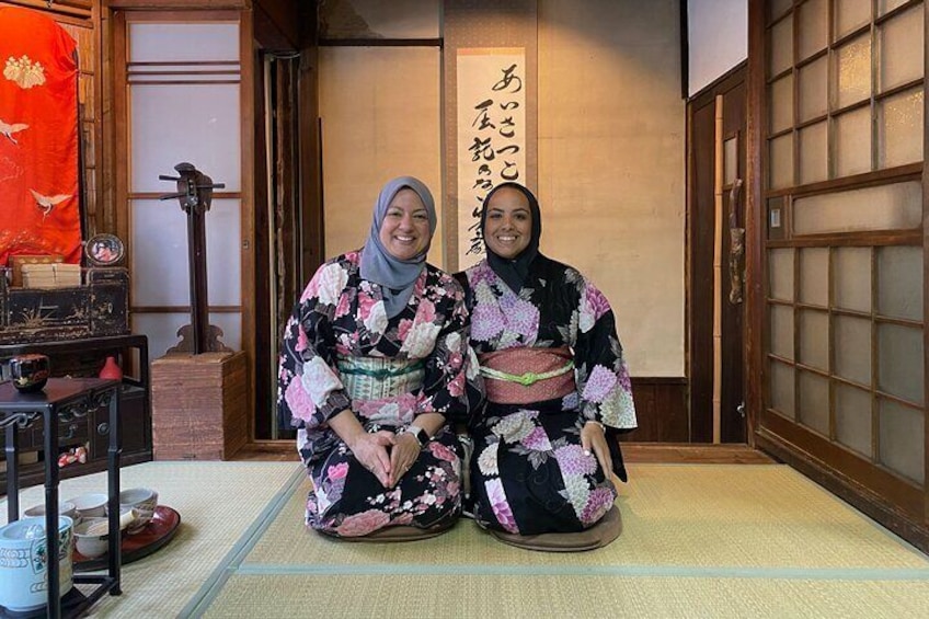 Tea ceremony experience in antique kimonos in English 