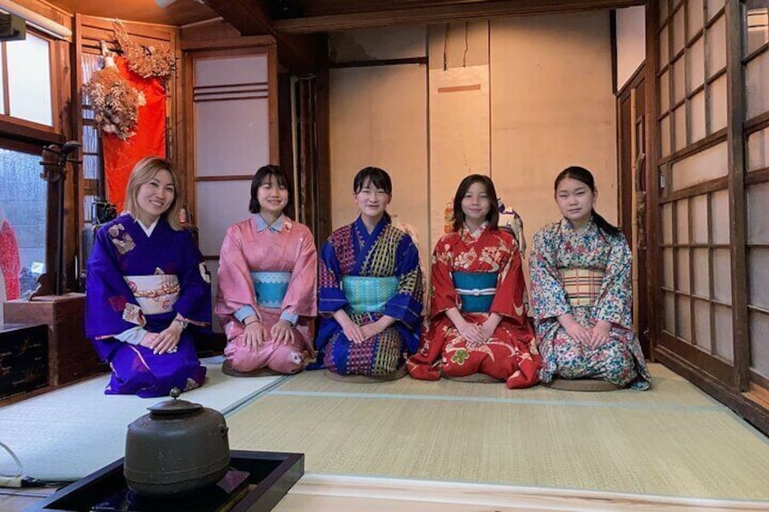Tea ceremony experience in antique kimonos in English 