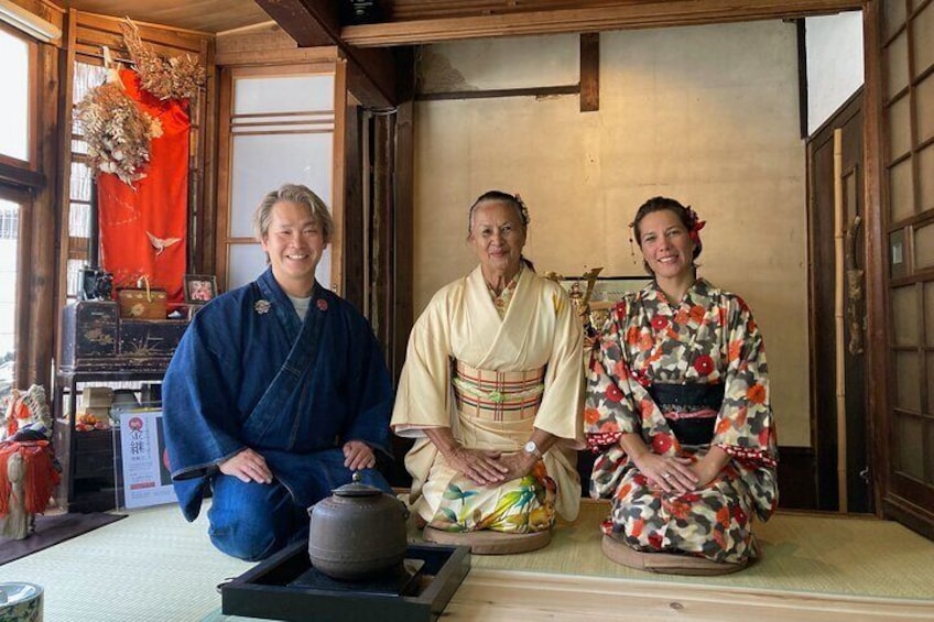 Tea ceremony experience in antique kimonos in English