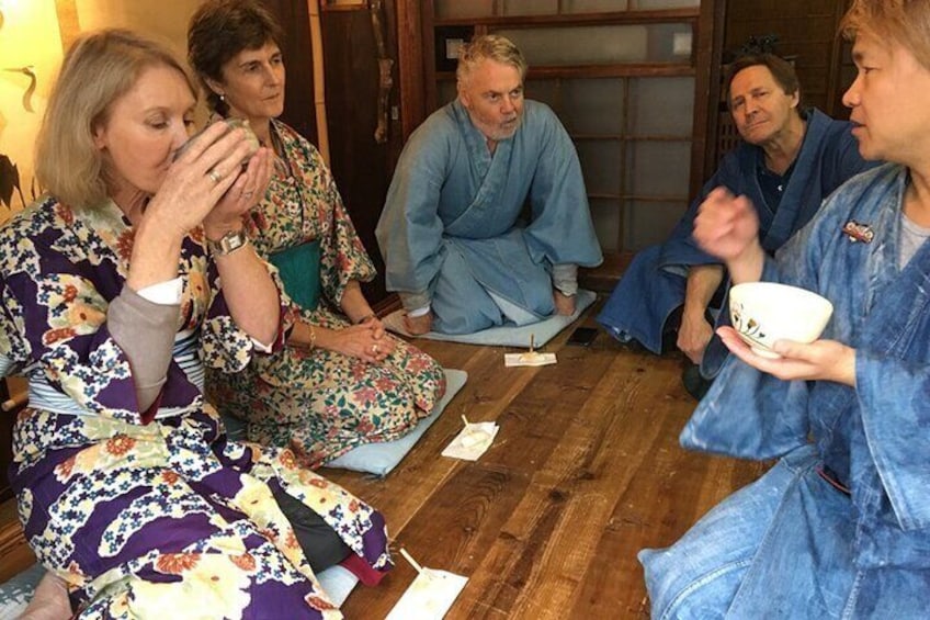 Tea ceremony experience in antique kimonos in English 