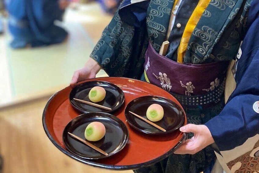 Tea ceremony experience in antique kimonos in English 