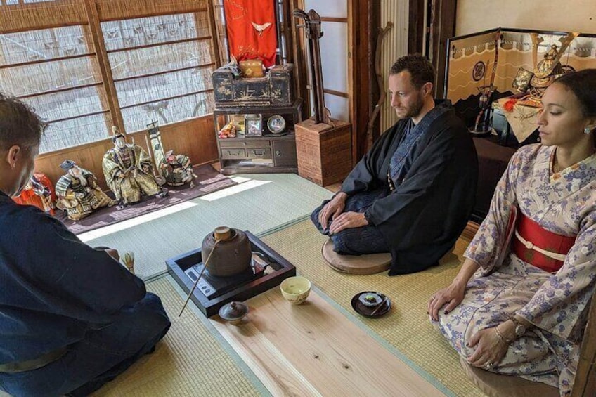 Tea ceremony experience in antique kimonos in English