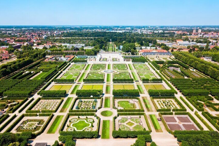 Private transfer: Amsterdam to Hannover with 2h Sightseeing Stop