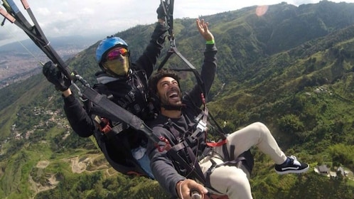 Vanuit Medellin: Tandem paragliding tour met video's en foto's
