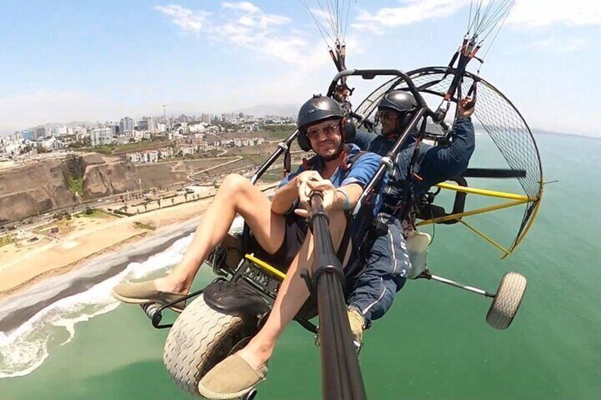 Paragliding Flights Over the Costa Verde in Lima