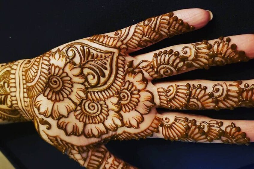 Henna Temporary tattoo by Hennergy