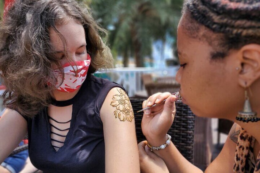 2-Hour Guided Henna Workshop and Lunch in Nassau