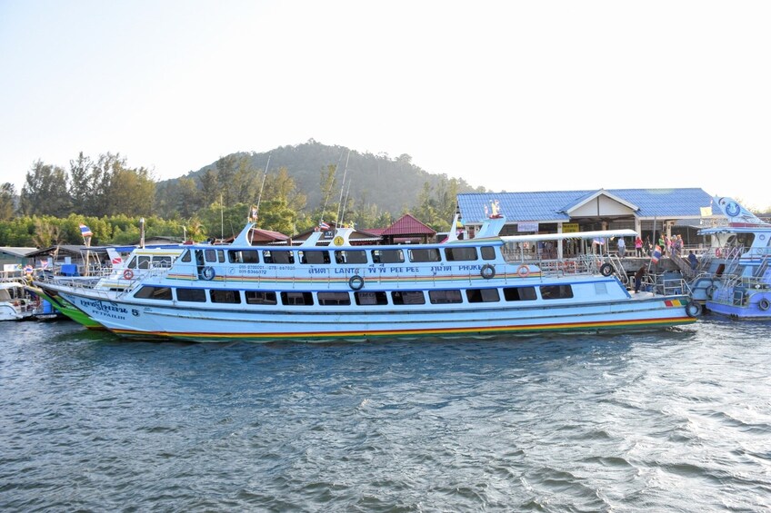 Travel from Koh Lanta to Koh Phi Phi by ferry