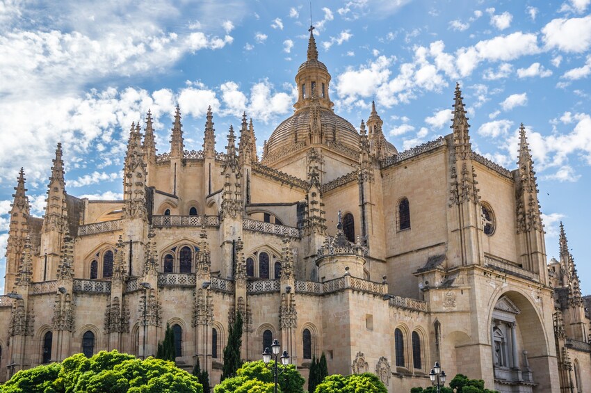 Segovia Guided Visit, Alcazar & Hiking with High Speed train from Madrid