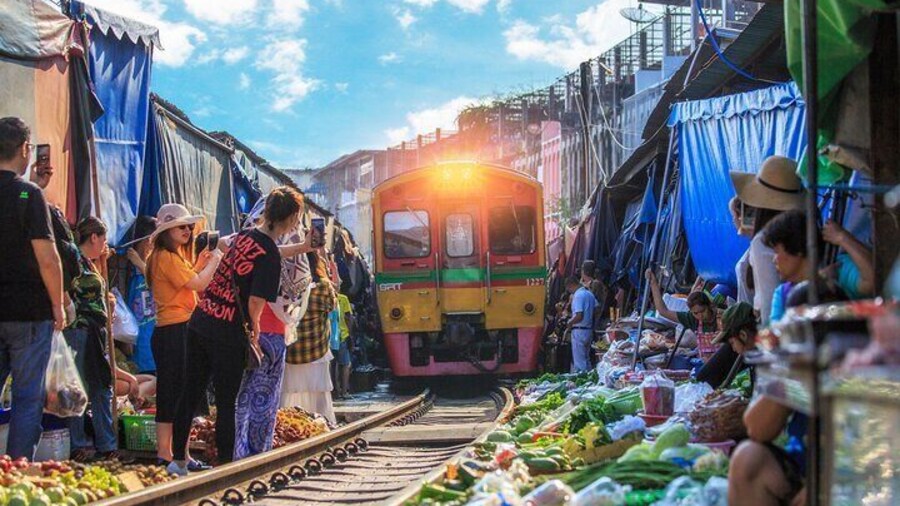 Damnoen Saduak Floating Market & Maeklong Railway From Bangkok
