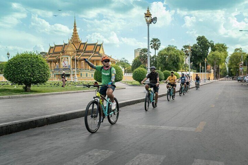 Phnom Penh Bike & Boat Sunset Tour