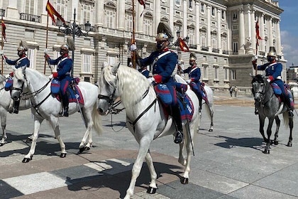 Tour per piccoli gruppi del Palazzo Reale di Madrid con biglietto salta fil...