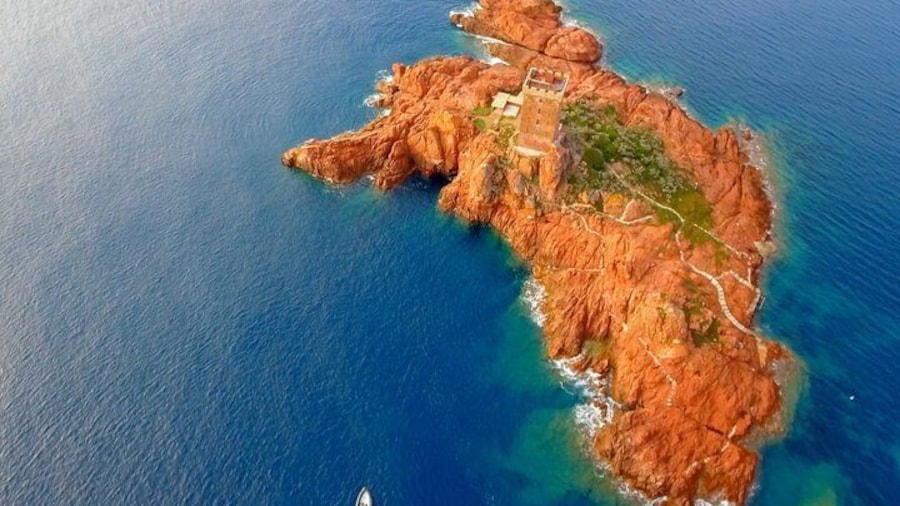 Departure from Fréjus: Estérel, Calanques and red rocks