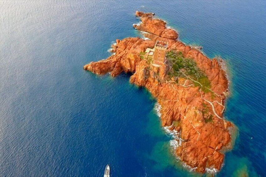 Departure from Fréjus: Estérel, Calanques and red rocks