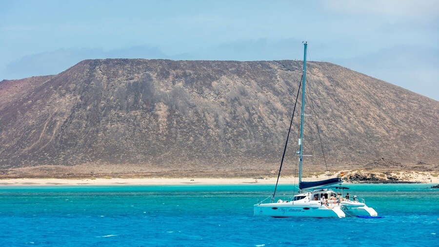 Fuerteventura 4x4 Tour and Lobos Island Catamaran Trip with Lunch