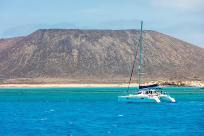 Excursión en 4x4 a Fuerteventura y viaje en catamarán a la isla de Lobos co...