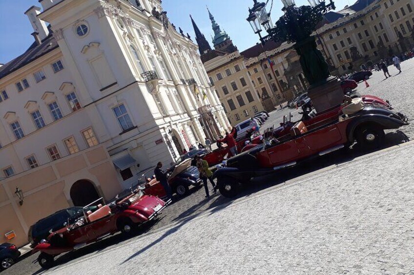 Vintage Cars Prague - Sightseeing Tour 90min / 1-6 pers.