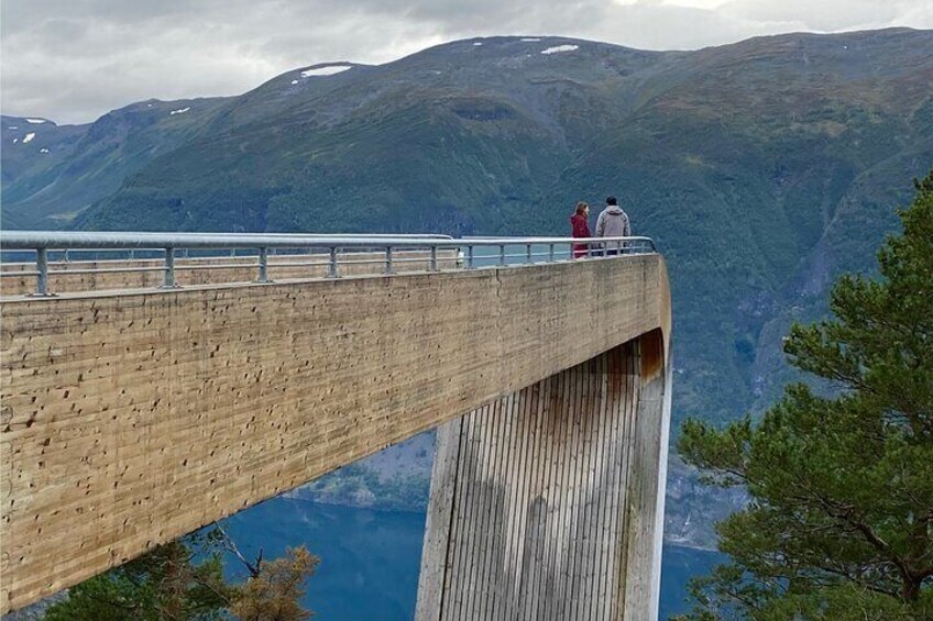 Photo lovers will enjoy the unobstructed panoramic view. Step out onto the platform that stretches 30 meters beyond the pine treetops, offering breathtaking views 650 meters above the Aurlandsfjord 