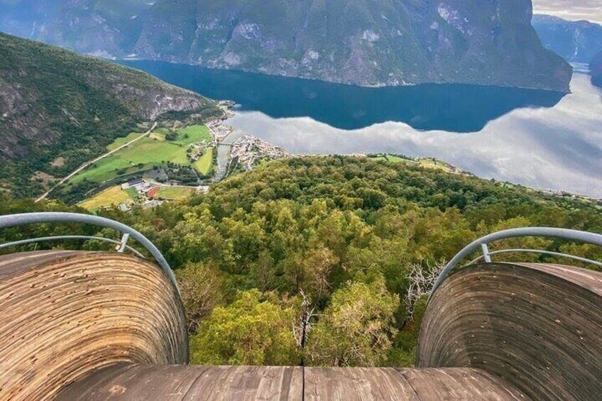 Feel how you are hovering above the Aurlandsfjord while standing on the Stegastein viewpoint. 