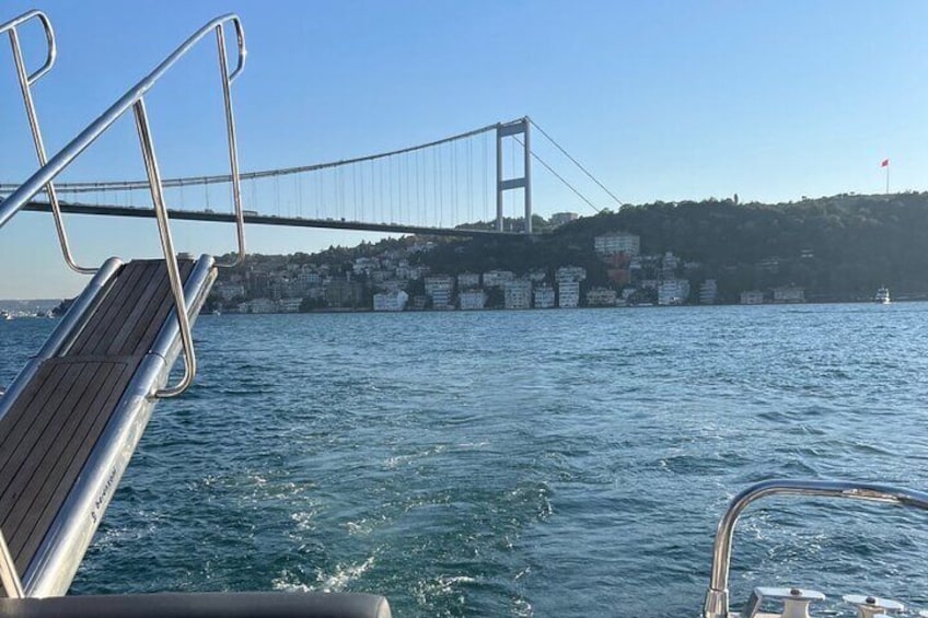 Istanbul: Sunset Bosphorus Yacht Cruise with AudioGuide & Snacks