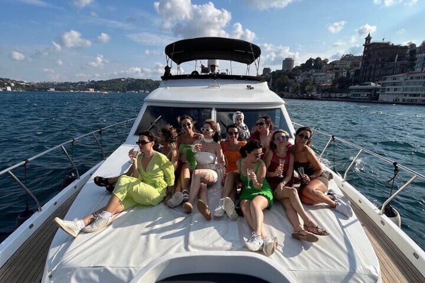 Istanbul: Sunset Bosphorus Yacht Cruise with AudioGuide & Snacks