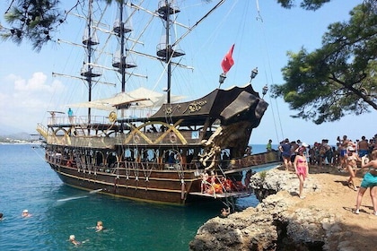 安塔利亚凯梅尔周围的海盗船之旅，含午餐