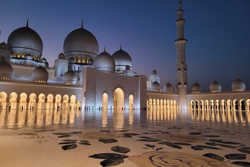 Experience Emirates Palace Hi-Tea and Visit Sheikh Zayed Mosque 