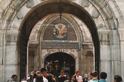 Private Shopping in Grandbazaar of Istanbul with Local Friend