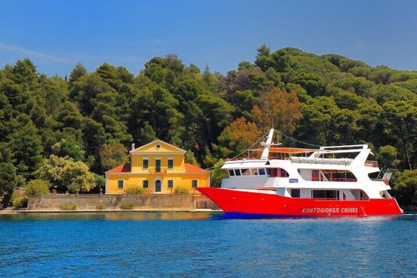 Close up to Madouri island.