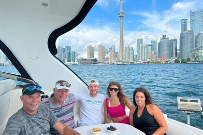 60-Minute Toronto Luxury Yacht Sightseeing Prosecco Cruise!