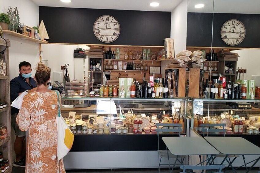 All-Inclusive Food and History Tour with Local Food Guide