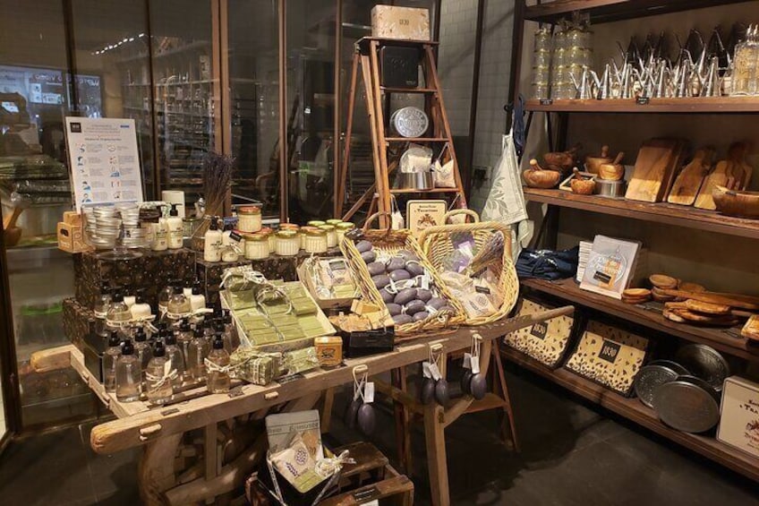 All-Inclusive Food and History Tour with Local Food Guide