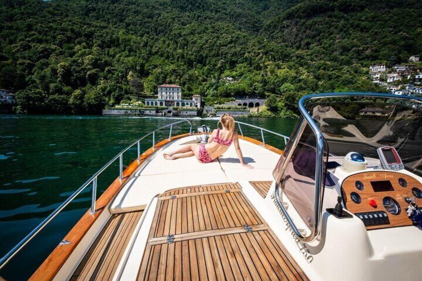 1H Private Cruise on a beautiful wooden speedboat on Lake Como