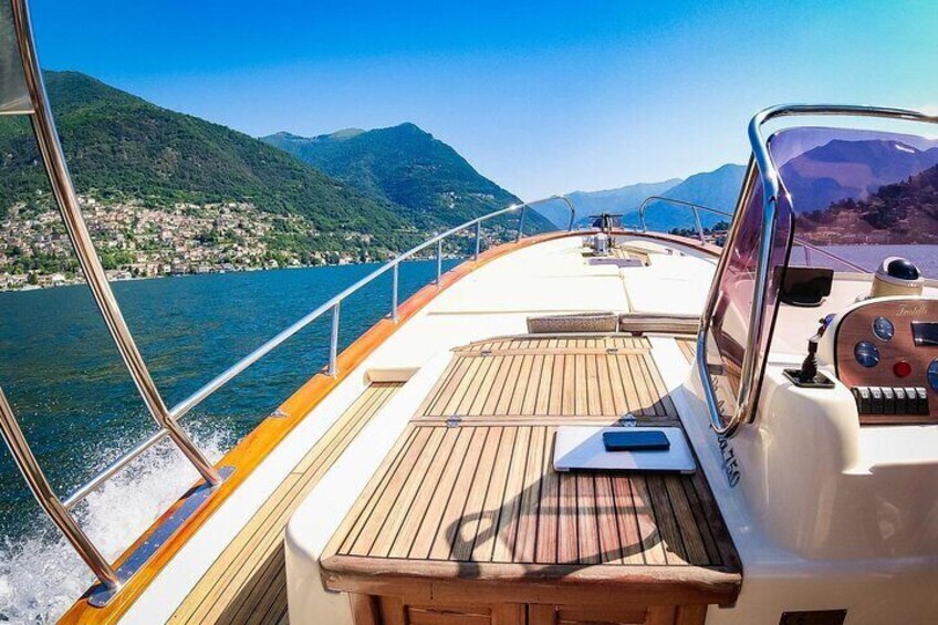 1H Private Cruise on Typical Italian Wooden Boat Lake Como