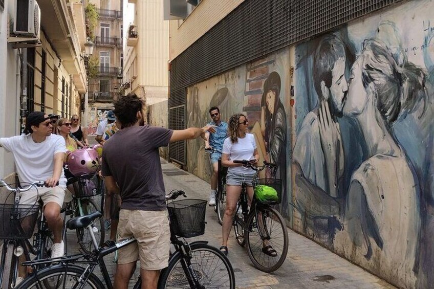 Bike Tour with Workshop and Day Rental in Valencia Street Art