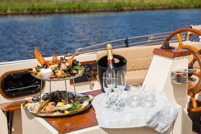 Luxury VIP private Sightseeing Tour to Giethoorn from Amsterdam
