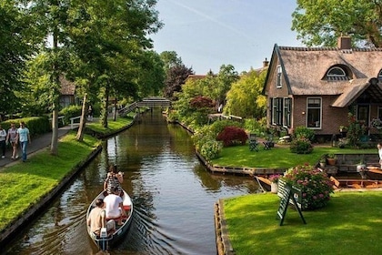 Private Sightseeing Tour to Giethoorn incl. Lunch from Amsterdam