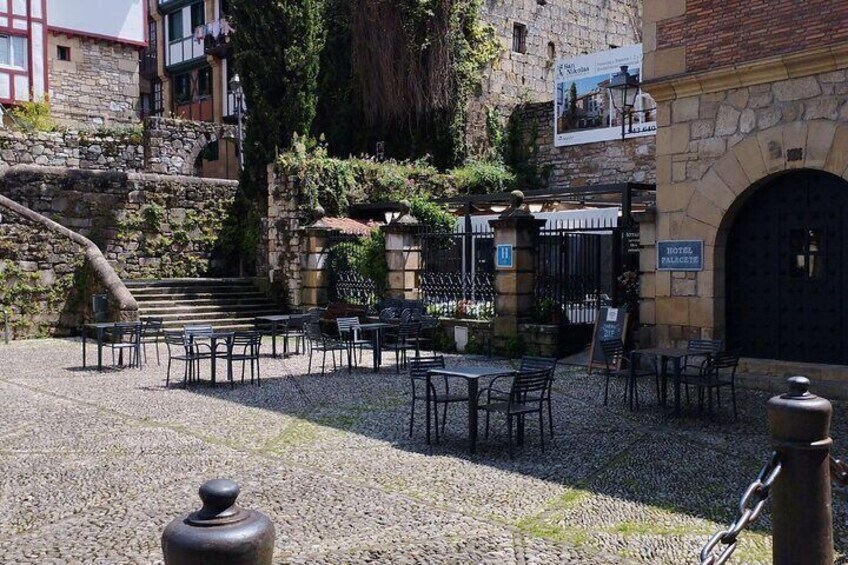 Guided Tapas Tour Hondarribia from Hendaye with Food and Drinks