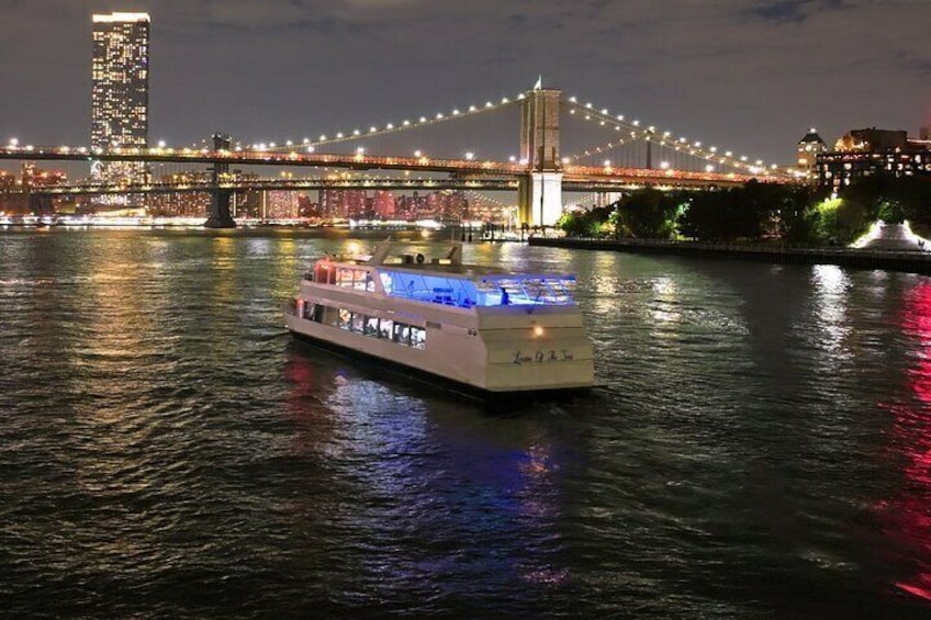 Relax as you pass underneath the Manhattan and Brooklyn bridge along your journey, twice!