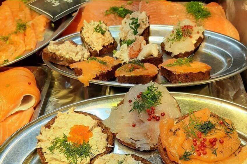 CITY Tour with Food Tasting in Helsinki