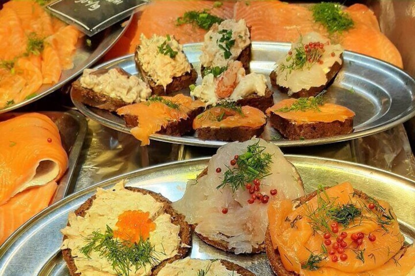 CITY Tour with Food Tasting in Helsinki