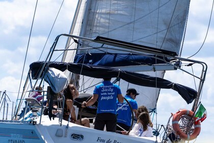 Catania: tour en velero por la costa de los Cíclopes con esnórquel y prosec...